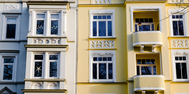 Hausfassade eines sanierten Altbaus Hausfassade eines sanierten Altbaus