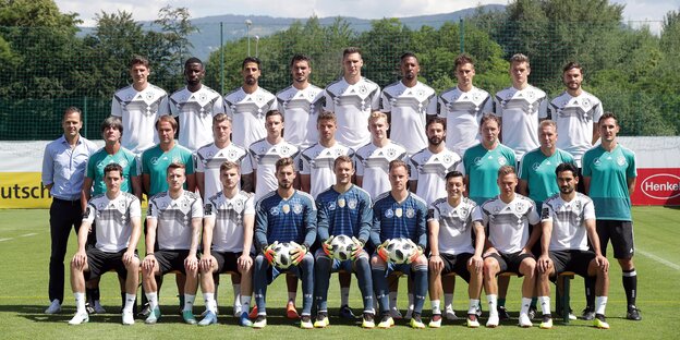 Die Nationalmannschaft aufgereiht hintereinander Die Nationalmannschaft aufgereiht hintereinander