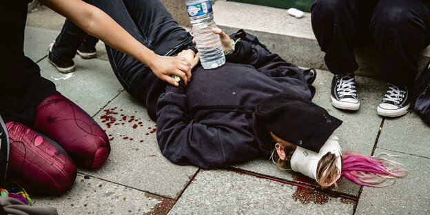 Eine Verletzte am Boden Eine Verletzte am Boden