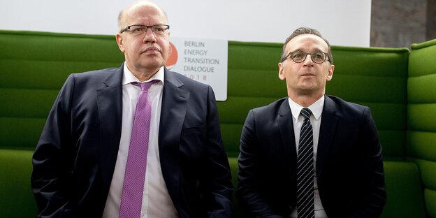 Peter Altmaier und Heiko Maas sitzen auf einem grünen Sofa Peter Altmaier und Heiko Maas sitzen auf einem grünen Sofa