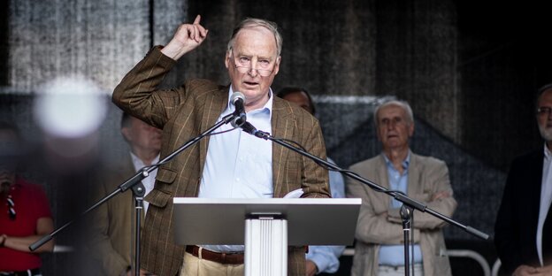Alexander Gauland auf der Bühne mit erhobenen Zeigefinger Alexander Gauland auf der Bühne mit erhobenen Zeigefinger