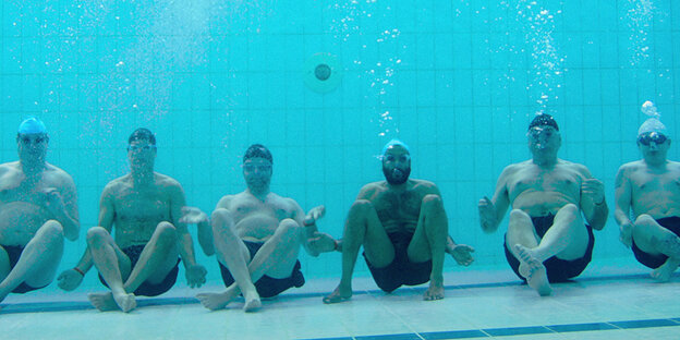 „Swimming with Men“: sechs Männer unter Wasser „Swimming with Men“: sechs Männer unter Wasser