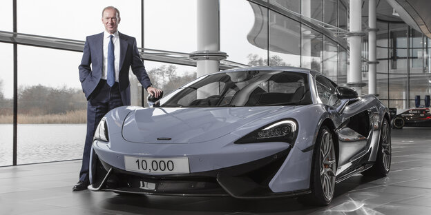 McLaren-Geschäftsführer Mike Flewitt steht neben einem seiner Autos McLaren-Geschäftsführer Mike Flewitt steht neben einem seiner Autos