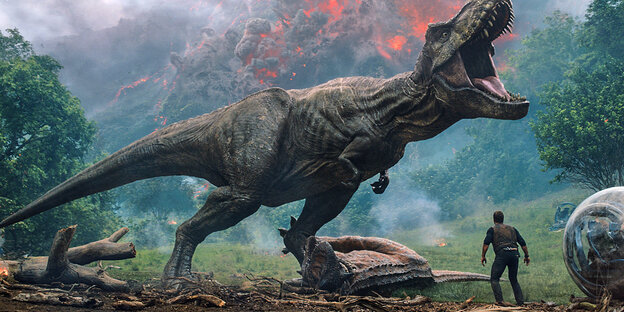 Links ein Dinosaurier, rechts kauern sich ein Mann, eine Frau und ein Mädchen ängstlich am Boden Links ein Dinosaurier, rechts kauern sich ein Mann, eine Frau und ein Mädchen ängstlich am Boden