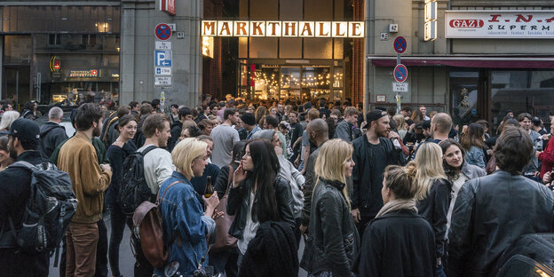 Viele Menschen stehen vor der Kreuzberger Markthalle Viele Menschen stehen vor der Kreuzberger Markthalle