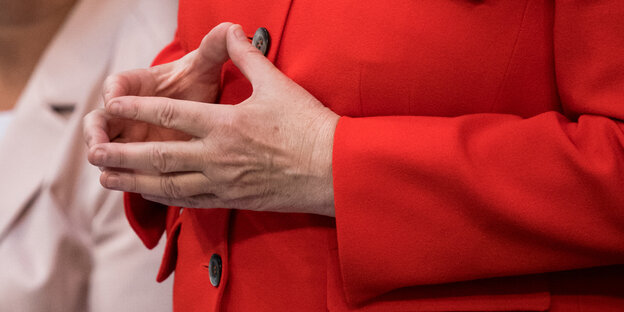 Bundeskanzlerin Angela Merkel (CDU) beantwortet erstmals im Rahmen einer Fragestunde im Bundestag die Fragen der Abgeordneten – und formt die Hände in typischer Manier zu einer Raute Bundeskanzlerin Angela Merkel (CDU) beantwortet erstmals im Rahmen einer Fragestunde im Bundestag die Fragen der Abgeordneten – und formt die Hände in typischer Manier zu einer Raute