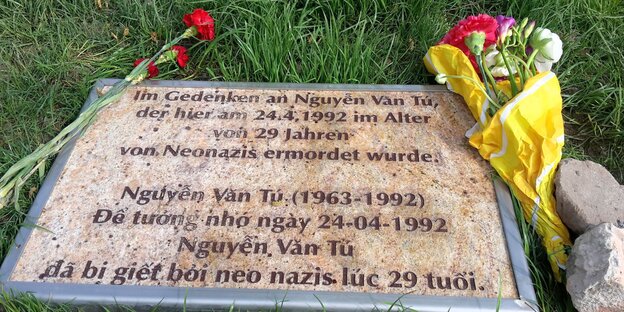 Der Gedenkstein erinnert an den von Neonazis getöteten Vietnamesen Der Gedenkstein erinnert an den von Neonazis getöteten Vietnamesen