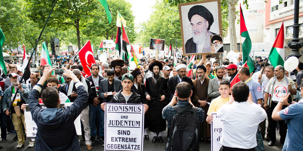 Teilnehmer einer Al-Quds-Demo Teilnehmer einer Al-Quds-Demo