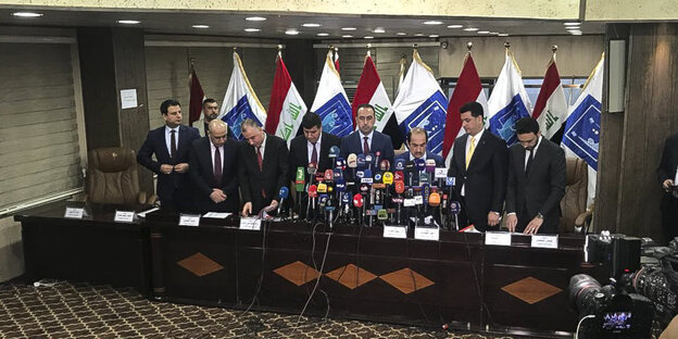Mitglieder der unabhängigen Wahlkommission geben das Ergebnis der Parlamentswahlen im Irak bekannt. Mitglieder der unabhängigen Wahlkommission geben das Ergebnis der Parlamentswahlen im Irak bekannt.