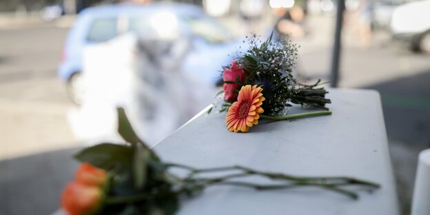 Blumen erinnern an eine getötete Radlerin Blumen erinnern an eine getötete Radlerin