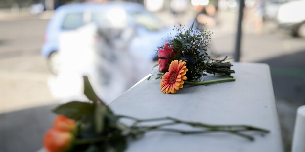 Blumen erinnern an eine getötete Radlerin