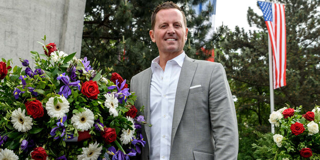 Botschafter Grenell steht neben Blumen Botschafter Grenell steht neben Blumen