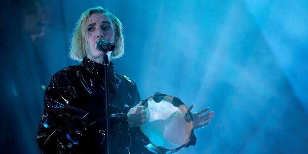 Sängerin Lykke Li singt Sängerin Lykke Li singt