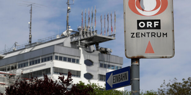 Hinweisschild am ORF-Zentrum in Wien Hinweisschild am ORF-Zentrum in Wien