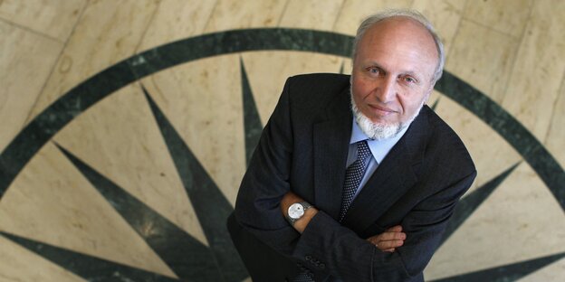 Hans-Werner Sinn mit verschränkten Armen Hans-Werner Sinn mit verschränkten Armen