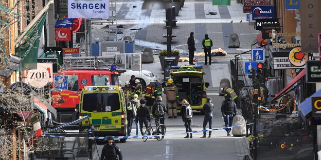 Krankenwagen und ein abgesperrter Innenstadtbereich in Stockholm Krankenwagen und ein abgesperrter Innenstadtbereich in Stockholm