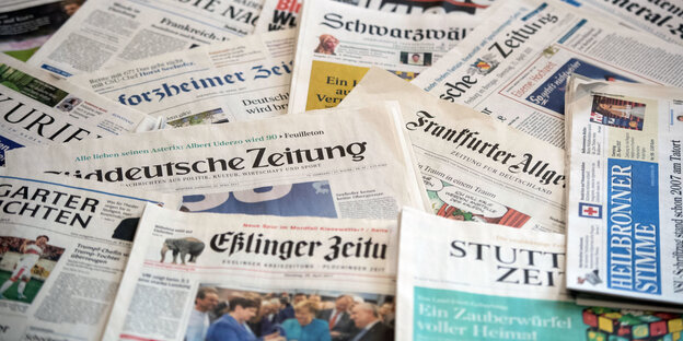 Verschiedene deutsche Tageszeitungen, ausgebreitet Verschiedene deutsche Tageszeitungen, ausgebreitet