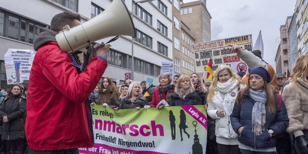 Spitze eines Demonstrationszuges, im Vordergrund ein Mann mit Megafon Spitze eines Demonstrationszuges, im Vordergrund ein Mann mit Megafon