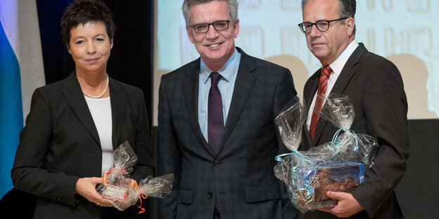 Jutta Cordt, Thomas de Maizière und Frank-Jürgen Weise stehen nebeneinander Jutta Cordt, Thomas de Maizière und Frank-Jürgen Weise stehen nebeneinander