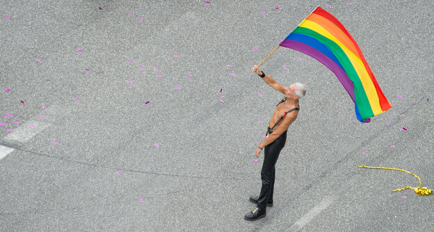Ein Mann mit Regenbogenfahne Ein Mann mit Regenbogenfahne