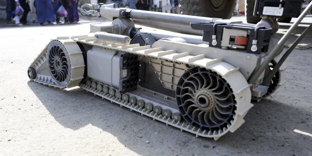 Ein Roboter, der aussieht wie ein Militärpanzer Ein Roboter, der aussieht wie ein Militärpanzer