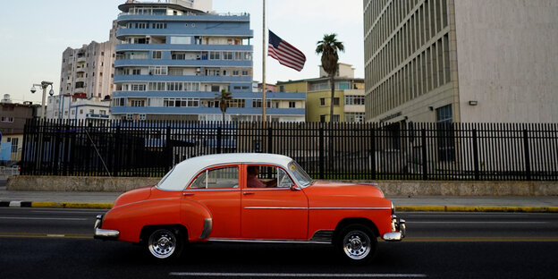 Ein Auto aus den 50er Jahren fährt an dem Gebäude der US-Botschaft in Kuba vorbei. Ein Auto aus den 50er Jahren fährt an dem Gebäude der US-Botschaft in Kuba vorbei.