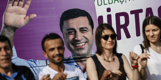 Menschen tanzen vor einem Plakat des inhaftierten Präsidentschaftskandidaten Selahattin Demirtas Menschen tanzen vor einem Plakat des inhaftierten Präsidentschaftskandidaten Selahattin Demirtas
