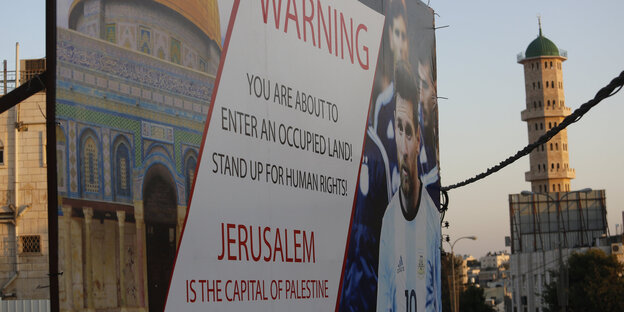 Mit einem Riesenposter wird gegen das Freundschaftsspiel zwischen Israel und Argentinien protestiert Mit einem Riesenposter wird gegen das Freundschaftsspiel zwischen Israel und Argentinien protestiert
