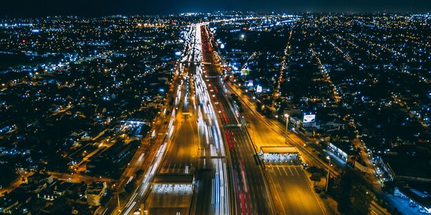 Riesige Schnellstraße in Buenos Aires bei Nacht Riesige Schnellstraße in Buenos Aires bei Nacht