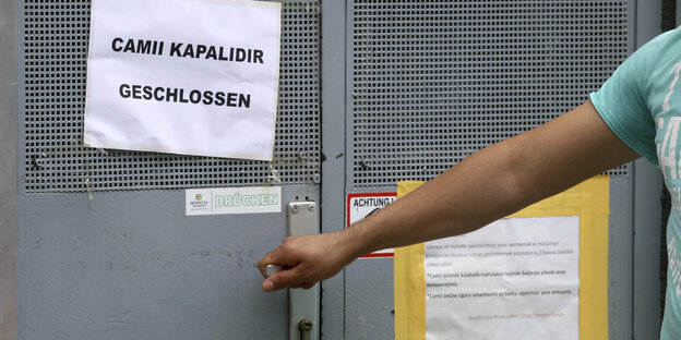 Ein Mann drückt die Klinke einer verschlossenen Tür. Daran hängt ein Schild: "geschlossen" Ein Mann drückt die Klinke einer verschlossenen Tür. Daran hängt ein Schild: "geschlossen"