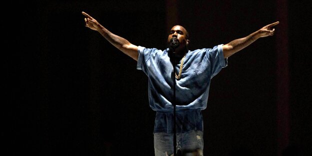 Kanye West bei einem Konzert Kanye West bei einem Konzert