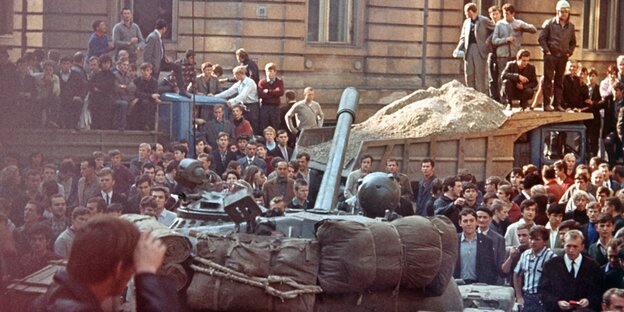 Panzer von Menschen umringt Panzer von Menschen umringt