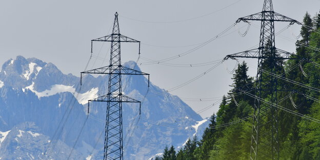Stromtrasse vor Alpen Stromtrasse vor Alpen