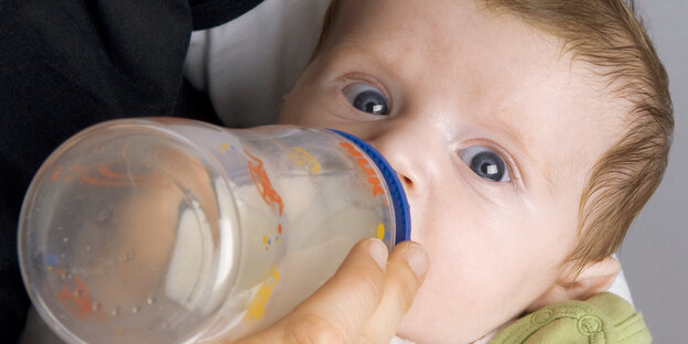 Baby mit Fläschchen Baby mit Fläschchen