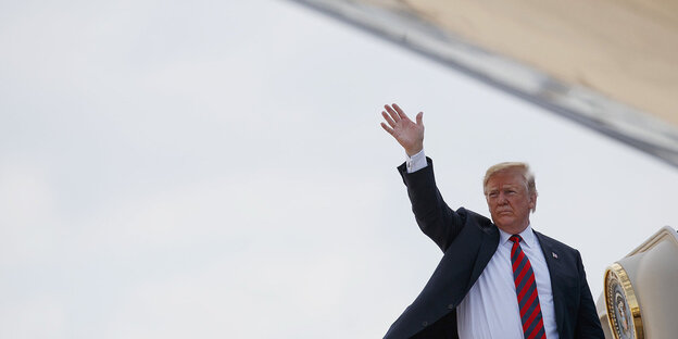Donald Trump, Präsident der USA, winkt beim Einstieg in die Air Force One Donald Trump, Präsident der USA, winkt beim Einstieg in die Air Force One