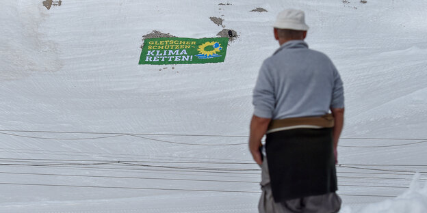 Mann betrachtet Gletscher Mann betrachtet Gletscher