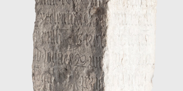 Auschnitt einer Fotografie der Säule von Cape Cross, auf welcher der portugiesische König Johann II. seinen Herrschaftsanspruch über das Land deklarierte, das heute Teil von Namibia ist. Auschnitt einer Fotografie der Säule von Cape Cross, auf welcher der portugiesische König Johann II. seinen Herrschaftsanspruch über das Land deklarierte, das heute Teil von Namibia ist.
