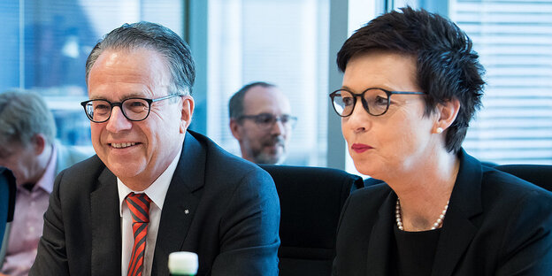 Bamf-Präsidentin Jutta Cordt und Frank-Jürgen Weise sitzt in der Sondersitzung des Innenausschusses Bamf-Präsidentin Jutta Cordt und Frank-Jürgen Weise sitzt in der Sondersitzung des Innenausschusses