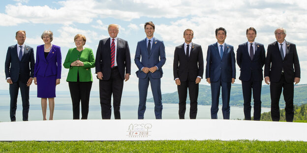 Neun Politiker und Politikerinnen in einer Reihe Neun Politiker und Politikerinnen in einer Reihe