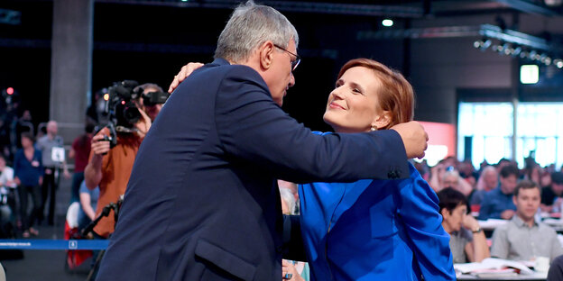 Bernd Riexinger, Bundesvorsitzender der Partei Die Linke, umarmt die Co-Bundesvorsitzende Katja Kipping Bundesparteitag der Linken. Bernd Riexinger, Bundesvorsitzender der Partei Die Linke, umarmt die Co-Bundesvorsitzende Katja Kipping Bundesparteitag der Linken.