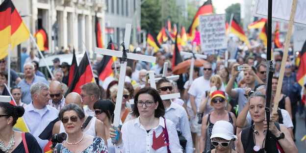Teilnehmer des Frrauenmarsches mit Fahnen Teilnehmer des Frrauenmarsches mit Fahnen