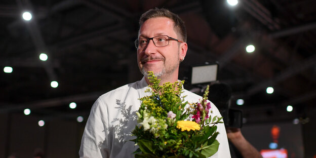 Jörg Schindler mit Blumen Jörg Schindler mit Blumen