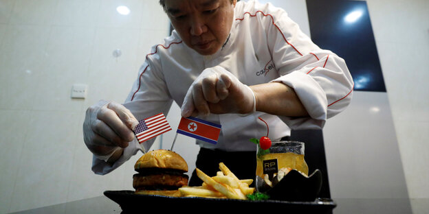 Eine US-Amerikanische und eine Nordkoreanische Fahne nebeneinander Eine US-Amerikanische und eine Nordkoreanische Fahne nebeneinander