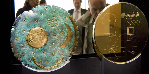 Besucher vor Ausstellungsstücken Besucher vor Ausstellungsstücken