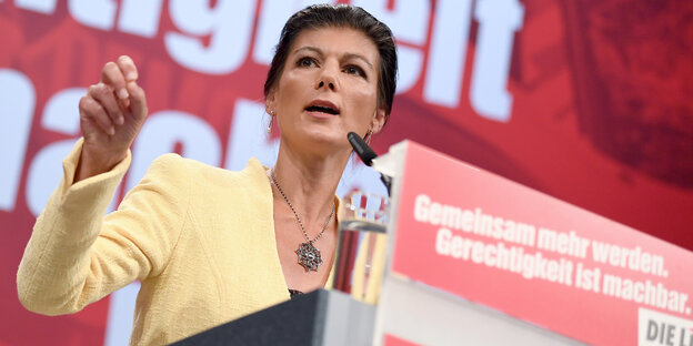 sahra Wagenknecht spricht an ewinem Rednerpult sahra Wagenknecht spricht an ewinem Rednerpult