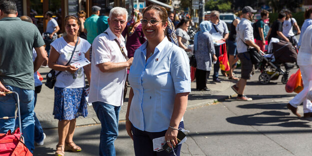 Menschenmenge mit Wahlflyern von türkischen Oppositionsparteien beim türkischen Wochenmarkt am Maybachufer bei Menschenmenge mit Wahlflyern von türkischen Oppositionsparteien beim türkischen Wochenmarkt am Maybachufer bei
