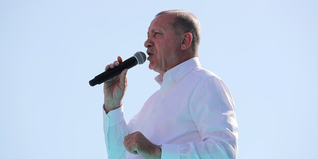Recep Tayyip Erdogan spricht in ein Mikrofon Recep Tayyip Erdogan spricht in ein Mikrofon