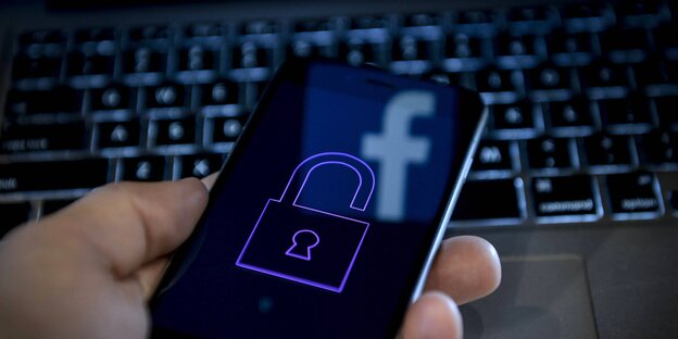 Auf einem Handy sind ein Schloss und das Facebook-Logo zu sehen Auf einem Handy sind ein Schloss und das Facebook-Logo zu sehen