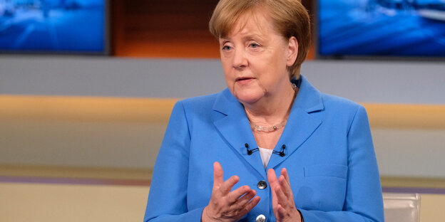 Angela Merkel gestikuliert in der TV-Sendung "Anne Will" Angela Merkel gestikuliert in der TV-Sendung "Anne Will"