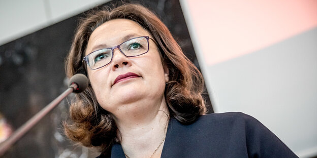 Andrea Nahles steht vor einem Mikrofon